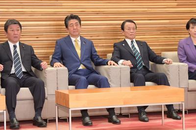 閣議に臨む（左から）茂木敏充外相、安倍晋三首相、麻生太郎副総理兼財務相、高市早苗総務相＝国会内で2020年2月28日午前8時28分、川田雅浩撮影