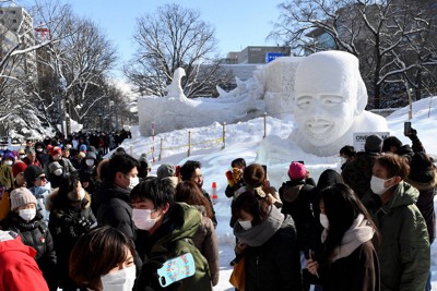 マスク姿の観光客でにぎわった「さっぽろ雪まつり」＝札幌市中央区で2020年2月4日、竹内幹撮影