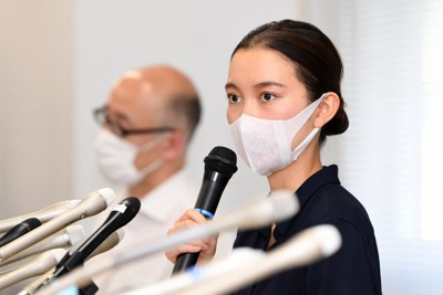 SNS上で誹謗中傷を受けたとして提訴し、記者会見で質問に答える伊藤詩織さん（右）＝東京都中央区で2020年6月8日午後2時33分、北山夏帆撮影