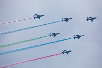 東京パラリンピック開会式当日、都心上空を飛行するブルーインパルス＝東京都新宿区の防衛省で2021年8月24日午後2時11分、吉田航太撮影