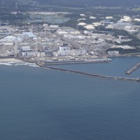 東京電力福島第1原発（奥）＝8月19日、本社ヘリから