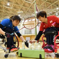 ダブルスを組む里見紗李奈（左）と練習する山崎悠麻＝東京都江戸川区のヒューリック西葛西体育館で2019年3月12日、宮間俊樹撮影