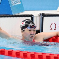 女子50メートル背泳ぎ（運動機能障害S5）決勝で6位になり記録を見つめる成田真由美＝東京アクアティクスセンターで2021年8月30日、幾島健太郎撮影