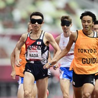 男子1500メートル（視覚障害T11）、銀メダルを獲得した和田伸也（左）＝国立競技場で2021年8月31日、藤井達也撮影　