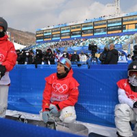 予選1回目を終えて他の選手たちの演技を見る（左から）戸塚優斗、平野流佳、平野歩夢＝張家口・雲頂スキー公園で2022年2月9日、宮間俊樹撮影