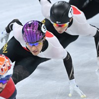 男子1500メートルの準決勝進出を果たした吉永一貴（中央左）と準々決勝で敗退した宮田将吾（奥）の滑り＝北京・首都体育館で2022年2月9日、手塚耕一郎撮影