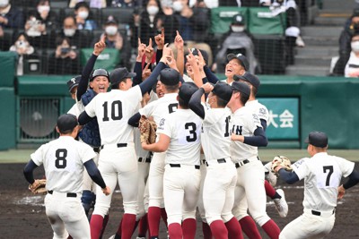 【大阪桐蔭－近江】優勝を決め、喜ぶ大阪桐蔭の選手たち＝阪神甲子園球場で2022年3月31日、山崎一輝撮影