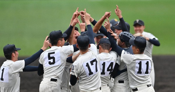 【大阪桐蔭－近江】優勝を決め、喜ぶ大阪桐蔭の選手たち＝阪神甲子園球場で2022年3月31日、山田尚弘撮影