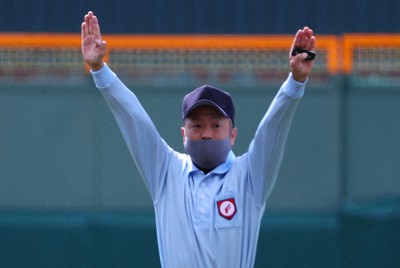 敦賀気比－広陵戦で、二塁塁審を務めた荒波宏則さん＝阪神甲子園球場で2022年3月20日、猪飼健史撮影