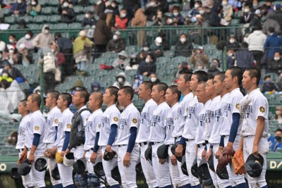 【和歌山東8－2倉敷工】初戦に勝利し、校歌を歌う和歌山東の選手たち＝阪神甲子園球場で2022年3月19日、北山夏帆撮影