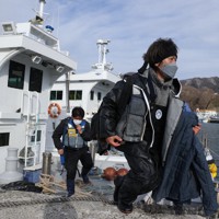 行方不明者の捜索を終えて引き揚げる漁師ら＝北海道斜里町で2022年4月25日午後4時8分、猪飼健史撮影