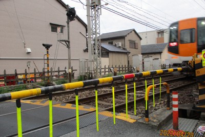 遮断機が下りた事故現場の踏切。電車が迫る＝奈良県大和郡山市で2022年4月28日午後6時11分