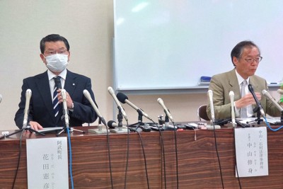 誤給付した金の回収状況について記者会見する阿武町の花田憲彦町長（左）＝山口県阿武町役場で2022年5月24日午前11時3分、福原英信撮影