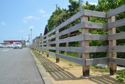 「道の駅みのりの郷東金」に設置された木製の柵。五輪への提供者を示す県名の焼き印が残る＝千葉県東金市で2022年6月3日午後1時1分、金沢衛撮影