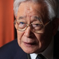 インタビューに答える政治評論家の森田実氏＝東京都新宿区で2019年6月8日、玉城達郎撮影