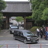 葬儀を終え、増上寺を出る安倍晋三元首相のひつぎを乗せた霊きゅう車＝東京都港区で2022年7月12日午後2時37分、手塚耕一郎撮影