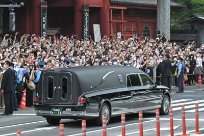 葬儀を終え、安倍晋三元首相のひつぎを乗せた霊きゅう車を見送る大勢の人たち＝東京都港区で2022年7月12日午後2時38分、手塚耕一郎撮影