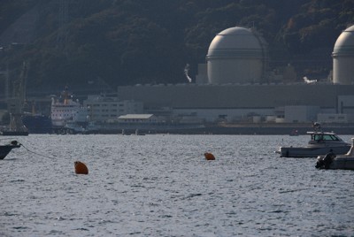 MOX燃料を積んでフランスから高浜原発に接岸した輸送船（左端）＝2021年11月17日午前9時24分、大島秀利撮影