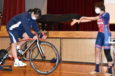 杉浦さん（右）の声援を受けて自転車をこぐ生徒＝静岡県掛川市の市立大浜中学校で2022年11月7日午後3時5分、山田英之撮影