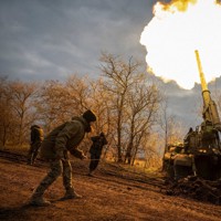 ウクライナ南部ヘルソン州で、ロシア側を攻撃するウクライナ軍自走砲部隊＝2022年11月9日、ロイター