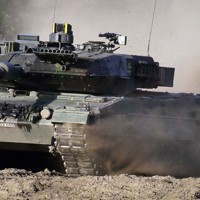 ドイツ製戦車「レオパルト2」＝ドイツ・ハノーバー付近で2011年9月、AP