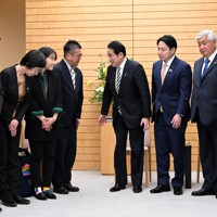 LGBTなど性的少数者の支援団体の関係者と面会する岸田文雄首相（左から5人目）。右端は森雅子首相補佐官＝首相官邸で2023年2月17日午後3時4分、竹内幹撮影