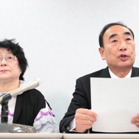 記者会見する籠池泰典元被告（右）と妻諄子元被告＝大阪市北区で2023年3月13日午前10時、梅田麻衣子撮影