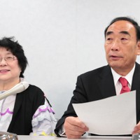 記者会見する籠池泰典元被告（右）と妻諄子元被告＝大阪市北区で2023年3月13日午前10時2分、梅田麻衣子撮影