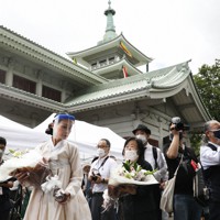 東京都慰霊堂で開催された関東大震災の朝鮮人犠牲者追悼式で献花する参列者たち＝東京都墨田区で2022年9月1日、小出洋平撮影