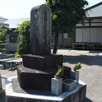 蓮寿院に残る「元禄大地震津波の犠牲者供養」石塔。元禄地震の言い伝えが関東大震災で生かされた＝千葉県館山市相浜で