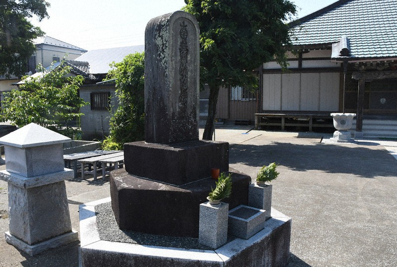 蓮寿院に残る「元禄大地震津波の犠牲者供養」石塔。元禄地震の言い伝えが関東大震災で生かされた＝千葉県館山市相浜で