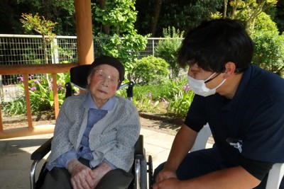 関東大震災当時を振り返る白石久子さん（左）＝埼玉県東秩父村で2023年5月10日午後2時32分、安藤いく子撮影