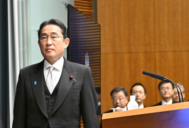 記者会見に臨む岸田文雄首相（左）＝首相官邸で2023年9月13日午後7時、前田梨里子撮影