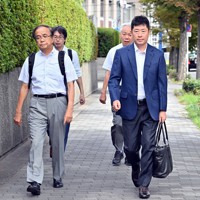 大阪地裁に入廷する赤木雅子さんの代理人弁護士ら＝大阪市北区で2023年9月14日午後0時58分、川平愛撮影