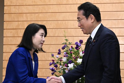 辞令交付後の記念撮影を終え、岸田文雄首相（右）と握手する矢田稚子首相補佐官＝首相官邸で2023年9月15日午後1時17分、竹内幹撮影