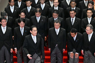 副大臣らと記念撮影を終えて、歩き出す岸田文雄首相（前列左から3人目）＝首相官邸で2023年9月15日、竹内幹撮影