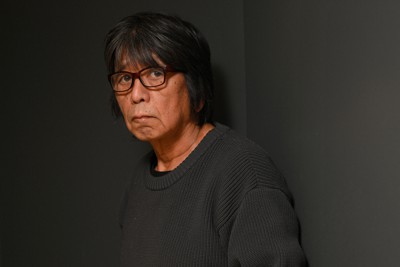 「世界と比べて日本は負の歴史に向き合う映画がほとんどつくられていない」。映画監督の森達也さんの認識だ＝東京都千代田区で2023年10月26日、内藤絵美撮影