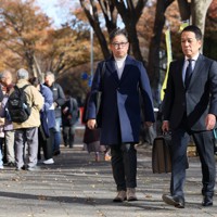 名古屋地裁に入る飯岡綾乃さんの夫の英治さん（右から2人目）＝名古屋市中区で2023年11月30日午後1時55分、兵藤公治撮影