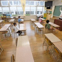 児童が密にならないよう登校が分散され、席の間隔が空けられた小学校の教室＝福岡県で2020年5月18日、津村豊和撮影