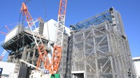 東京電力福島第1原発の2号機原子炉建屋（左）の横に設置されている燃料取り出し用構台（右）＝福島県大熊町で2023年10月17日、宮間俊樹撮影