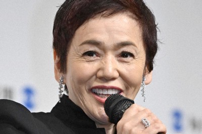 贈呈式であいさつをする大竹しのぶさん＝東京都文京区で2024年2月8日、藤井達也撮影