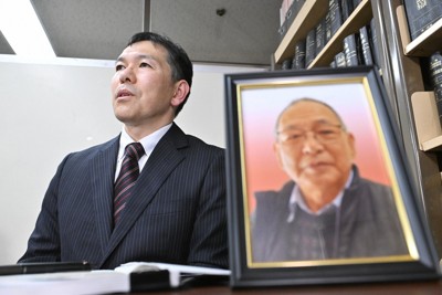 相嶋静夫さんの遺影を置いて記者会見する相嶋さんの長男。化学機械製造会社「大川原化工機」の顧問だった静夫さんは被告の立場のまま72歳で病死した＝東京都千代田区で2023年12月27日午後4時32分、前田梨里子撮影