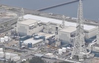 運転停止中の東京電力柏崎刈羽原発。左から7号機、6号機＝新潟県で2021年4月13日、本社機「希望」から