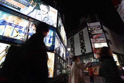 ホストクラブなどが建ち並ぶ歌舞伎町の通り＝東京都新宿区で2023年11月、猪飼健史撮影