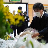 追悼式典会場で献花する杉浦登市さん。事故発生直後から遺族に寄り添ってきた＝北海道斜里町で2024年4月23日、貝塚太一撮影