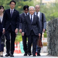 知床観光船沈没事故で集団提訴のため札幌地裁に向かう乗客家族らの弁護団＝札幌市中央区で2024年7月3日午前10時1分、貝塚太一撮影