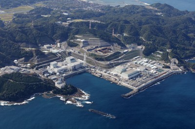 中国電力島根原発。長期脱炭素電源オークションを落札したことで固定費などの支援を受けることになる＝松江市で2023年11月14日、本社ヘリから西村剛撮影