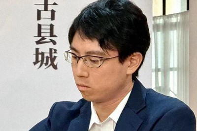 国際棋戦「応氏杯」準決勝三番勝負で中国の柯潔九段を破り、決勝に進出した一力遼本因坊（日本棋院提供）