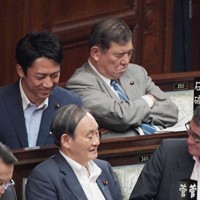 衆院本会議で河野太郎外相（手前右端）と話す自民党の小泉進次郎筆頭副幹事長（奥左）。奥右は自民党の石破茂元幹事長。手前中央は菅義偉官房長官（肩書はいずれも当時）＝国会内で2018年（平成30年）7月18日、川田雅浩撮影