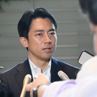 サーキュラーエコノミー（循環経済）に関する車座対話が終了した後、記者の質問に答える小泉進次郎元環境相＝首相官邸で2024年8月19日午後4時26分、平田明浩撮影